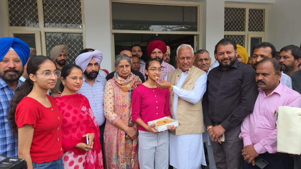 Cabinet Minister Barinder Kumar Goyal honours Japneet Kaur a brilliant student of a government school